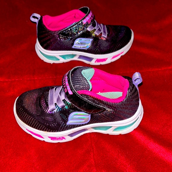 Sketchers light up girls shoes - Picture 1 of 4